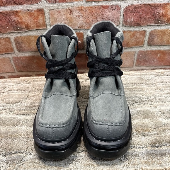 Dr. Martens Corran 3I 3-Eye Suede Heeled Boots Women’s Size 7 Grey Wednesday NEW - Picture 3 of 15